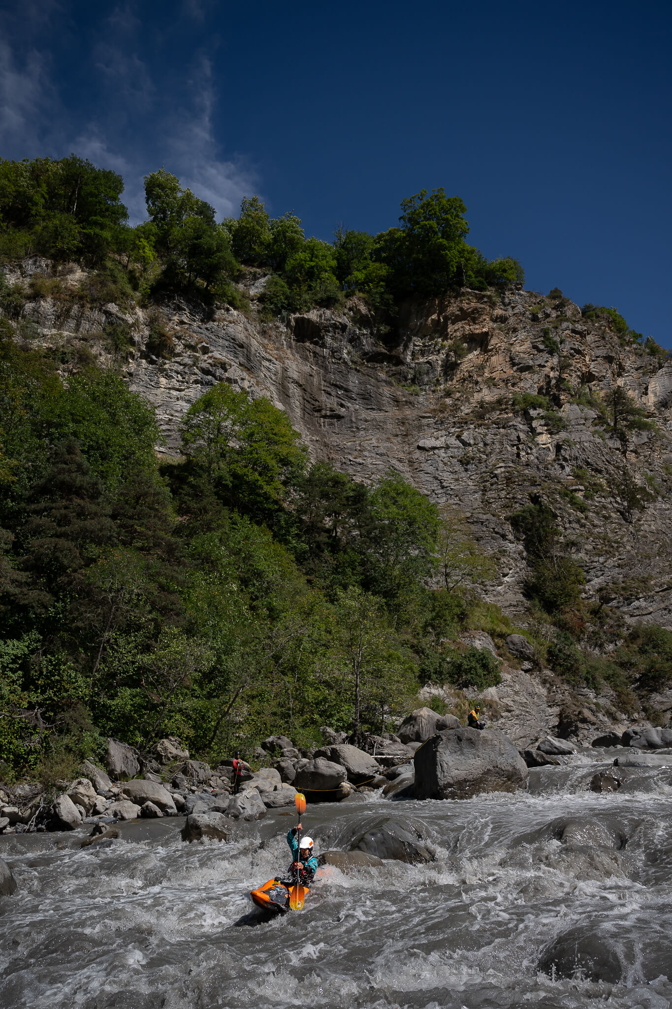 ubayak-04-same-position-24mm-cedric-eyma The same rapid at 24 mm, the racer small at the bottom of the frame, the cliff and the sky above.